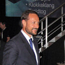 8. juni: Kronprins Haakon er til stede på åpningen av den internasjonale undervannsteknologi-konferansen UTC i Grieghallen i Bergen. Mads Andersen i Aker Solutions viser fram subsea-utstyr  (Foto: Aker Solutions)